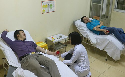 Hai người đàn ông vượt 200 km hiến máu cứu bệnh nhân được tặng bằng khen