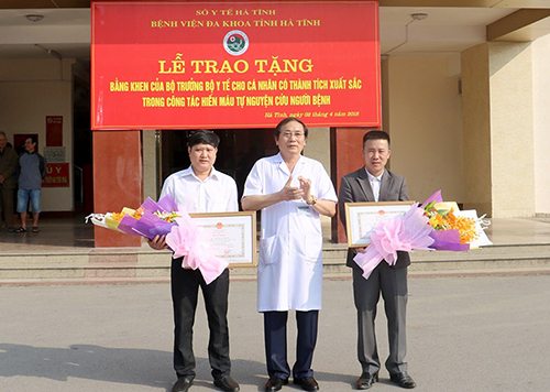 Hai người đàn ông vượt 200 km hiến máu cứu bệnh nhân được tặng bằng khen