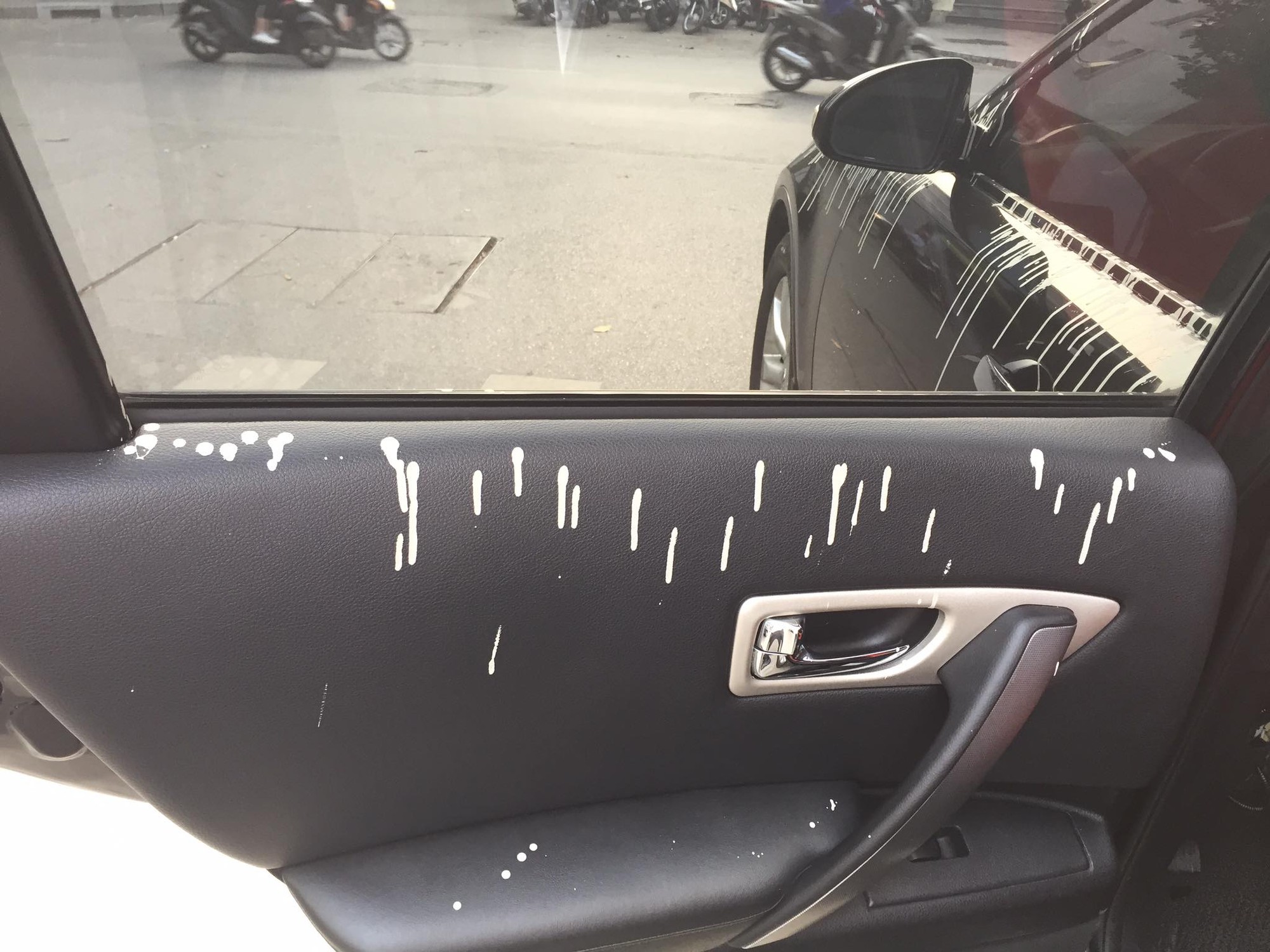 Hà Nội: Đang lái xe thì ăn nguyên xô vữa từ trên trời rơi xuống, tài xế vẫn lạc quan cho rằng mình gặp may