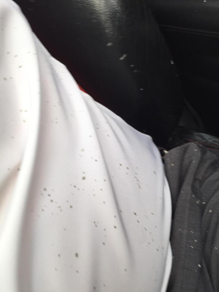 Hà Nội: Đang lái xe thì ăn nguyên xô vữa từ trên trời rơi xuống, tài xế vẫn lạc quan cho rằng mình gặp may