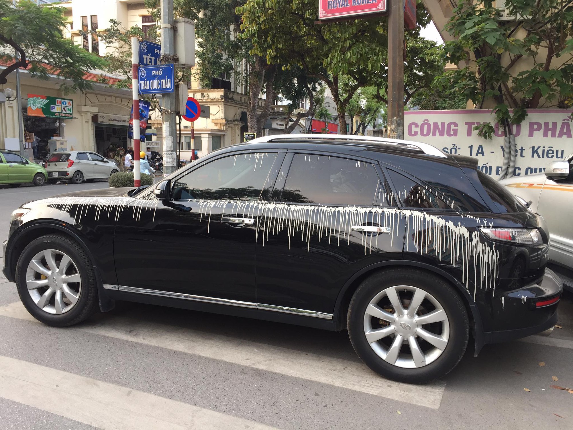 Hà Nội: Đang lái xe thì ăn nguyên xô vữa từ trên trời rơi xuống, tài xế vẫn lạc quan cho rằng mình gặp may