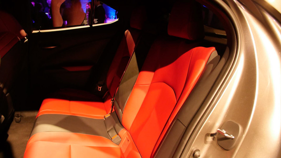 Lexus UX 2018 ra mắt tại Mỹ: Về Việt Nam không dưới 1,8 tỷ đồng Lexus UX 2018 ra mắt tại Mỹ: Về Việt Nam không dưới 1,8 tỷ đồng