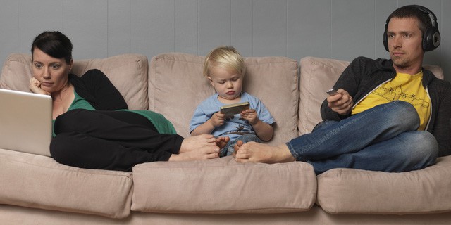 Bố ơi đừng xem điện thoại thoại nữa: Lời khẩn cầu của con, bố mẹ cần tự vấn lương tâm