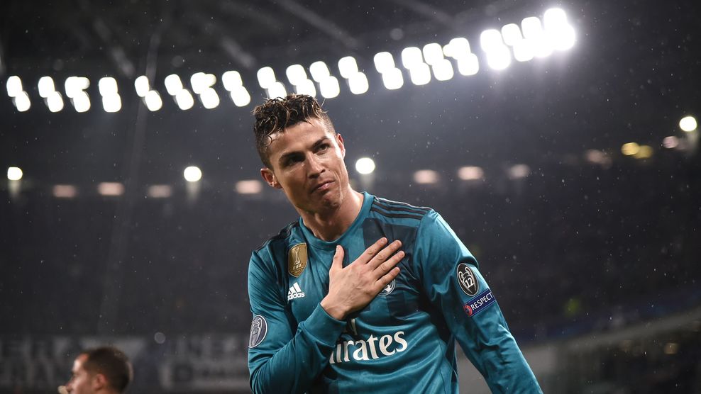 Ronaldo lập siêu phẩm, Real đặt một chân vào bán kết