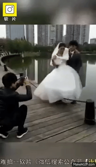 Cô dâu ngã xuống nước, chú rể hít khói xe: Loạt tai nạn khi chụp ảnh cưới khiến ai xem cũng phải cười chảy nước mắt