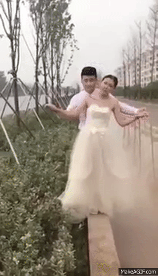 Cô dâu ngã xuống nước, chú rể hít khói xe: Loạt tai nạn khi chụp ảnh cưới khiến ai xem cũng phải cười chảy nước mắt