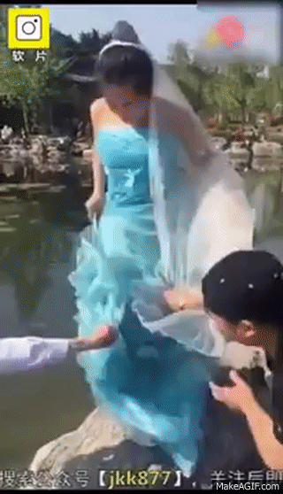 Cô dâu ngã xuống nước, chú rể hít khói xe: Loạt tai nạn khi chụp ảnh cưới khiến ai xem cũng phải cười chảy nước mắt