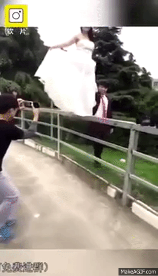 Cô dâu ngã xuống nước, chú rể hít khói xe: Loạt tai nạn khi chụp ảnh cưới khiến ai xem cũng phải cười chảy nước mắt