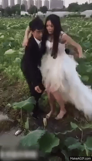 Cô dâu ngã xuống nước, chú rể hít khói xe: Loạt tai nạn khi chụp ảnh cưới khiến ai xem cũng phải cười chảy nước mắt