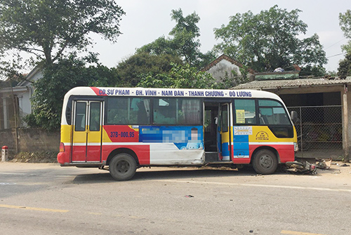 Xe buýt lấn làn húc văng 5 người đi xe máy