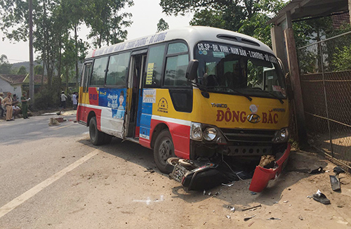 Xe buýt lấn làn húc văng 5 người đi xe máy