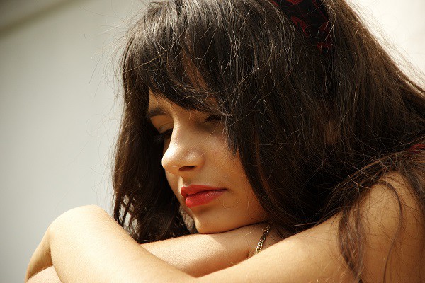 Tôi vừa mở cửa, chồng đã lao vào ép quan hệ và ném trả tôi 500 ngàn đồng