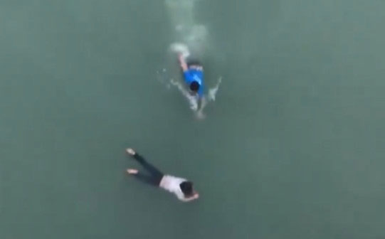 Nghĩ mình biết bơi nên tôi nhảy xuống sông cứu người thôi