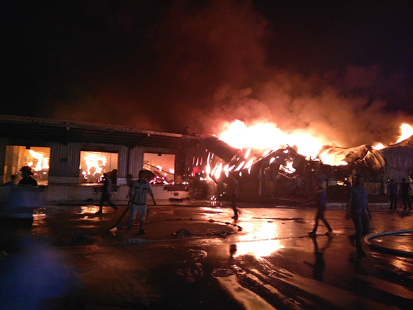 Huy động PCCC từ Trung Quốc, KCN Hải Yên vẫn chưa dập được lửa