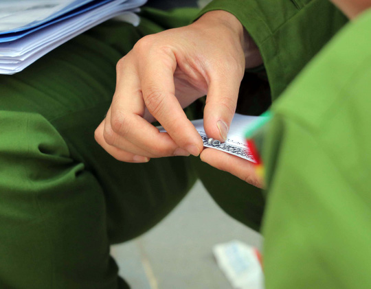 Vụ nổ súng ở Đà Lạt: Hàng xóm khai lạc đạn khi thử súng