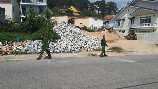 Vụ nổ súng ở Đà Lạt: Hàng xóm khai lạc đạn khi thử súng