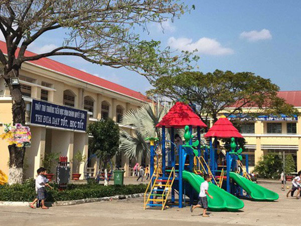 Cách chức hiệu trưởng để xảy ra vụ cô giáo quỳ