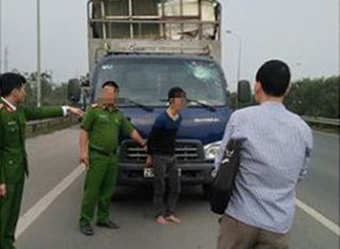 Dùng súng bắn vào xe ô tô dằn mặt sau va chạm giao thông