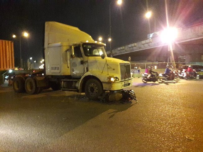 Va chạm với container nam thanh niên thoát chết