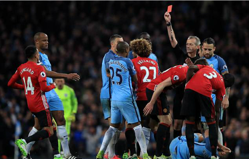 Trọng tài đuổi Fellaini tiếp tục bắt trận derby Manchester