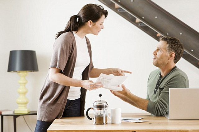 Giúp bố mẹ ruột xây nhà mà tôi không biết nói sao để vợ hiểu