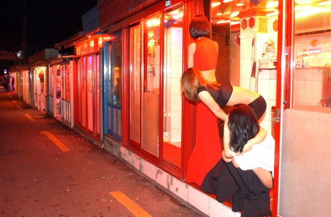 Tranh cãi hợp pháp hóa mại dâm: Tiết lộ tâm tư người bán dâm