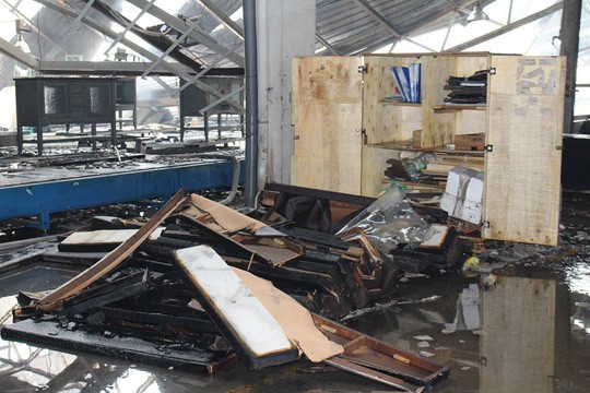 Lính cứu hỏa kiệt sức, ngủ tại hiện trường vụ cháy ở Bình Dương