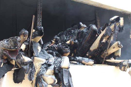 Lính cứu hỏa kiệt sức, ngủ tại hiện trường vụ cháy ở Bình Dương