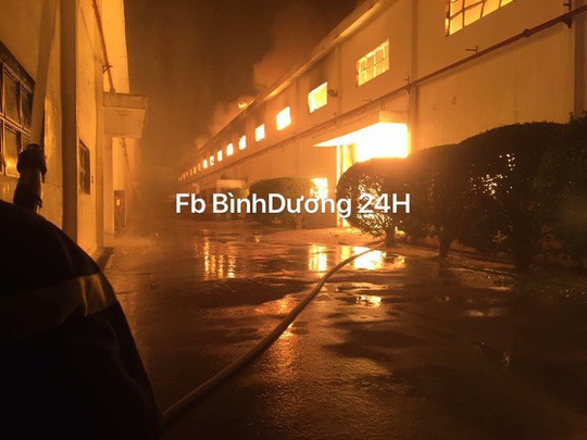 Lính cứu hỏa kiệt sức, ngủ tại hiện trường vụ cháy ở Bình Dương