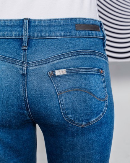 Chọn quần jeans chỉ cần chọn kiểu quần có đường may này, vòng 3 của bạn sẽ được nâng lên tức thì Chọn quần jeans chỉ cần chọn kiểu quần có đường may này, vòng 3 của bạn sẽ được nâng lên tức thì