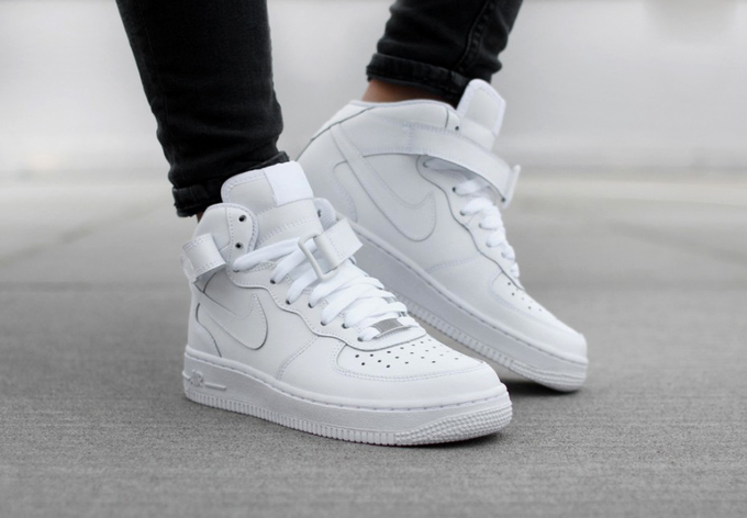 Những đôi sneakers trắng dễ phối đồ cho nam giới