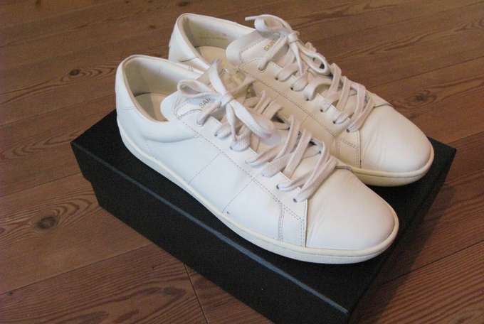 Những đôi sneakers trắng dễ phối đồ cho nam giới