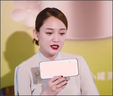 Lộ 2 cằm ngấn mỡ nhưng Trần Kiều Ân vẫn xinh đẹp tại sự kiện mừng sinh nhật tuổi 39 Lộ 2 cằm ngấn mỡ nhưng Trần Kiều Ân vẫn xinh đẹp tại sự kiện mừng sinh nhật tuổi 39