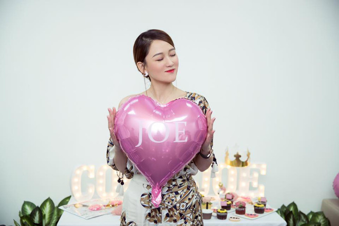 Lộ 2 cằm ngấn mỡ nhưng Trần Kiều Ân vẫn xinh đẹp tại sự kiện mừng sinh nhật tuổi 39 Lộ 2 cằm ngấn mỡ nhưng Trần Kiều Ân vẫn xinh đẹp tại sự kiện mừng sinh nhật tuổi 39