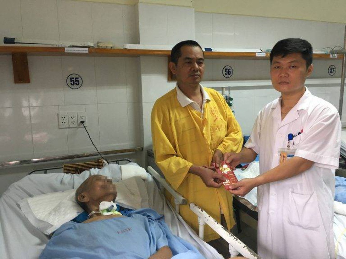 Con nhận cha tại... bệnh viện sau 37 năm thất lạc