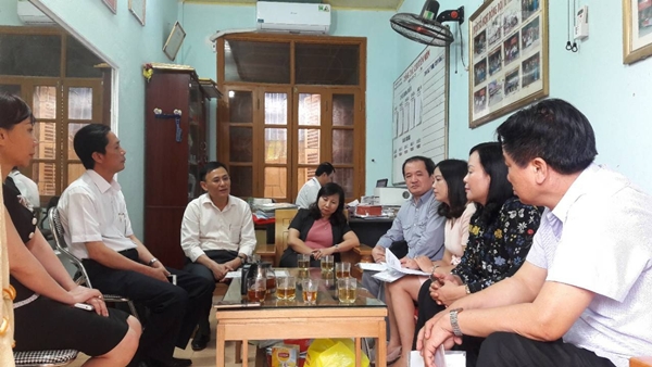 Cô giáo bắt học sinh uống nước giẻ lau bảng giấu chuyện với gia đình