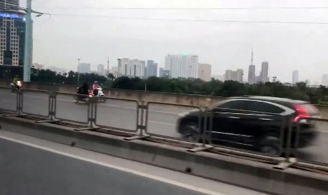 Bốn xe máy nối đuôi nhau phóng ngược chiều trên đường vành đai 3