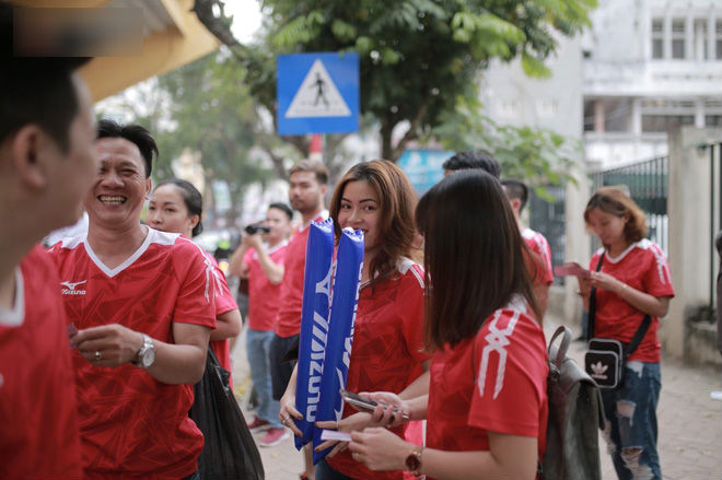 2 tiếng trước U23 Việt Nam đại chiến, CĐV đốt nóng sân Hàng Đẫy