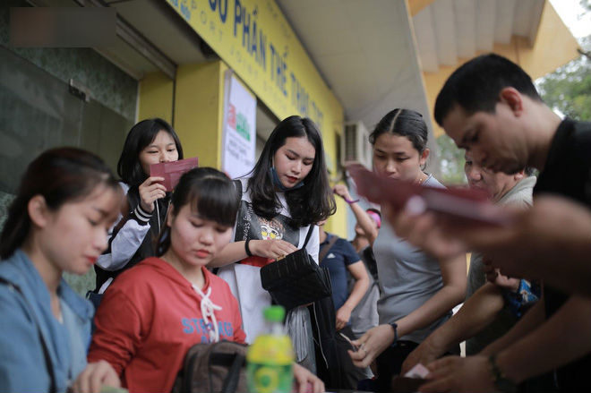 2 tiếng trước U23 Việt Nam đại chiến, CĐV đốt nóng sân Hàng Đẫy