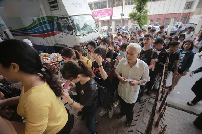 2 tiếng trước U23 Việt Nam đại chiến, CĐV đốt nóng sân Hàng Đẫy