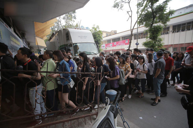 2 tiếng trước U23 Việt Nam đại chiến, CĐV đốt nóng sân Hàng Đẫy