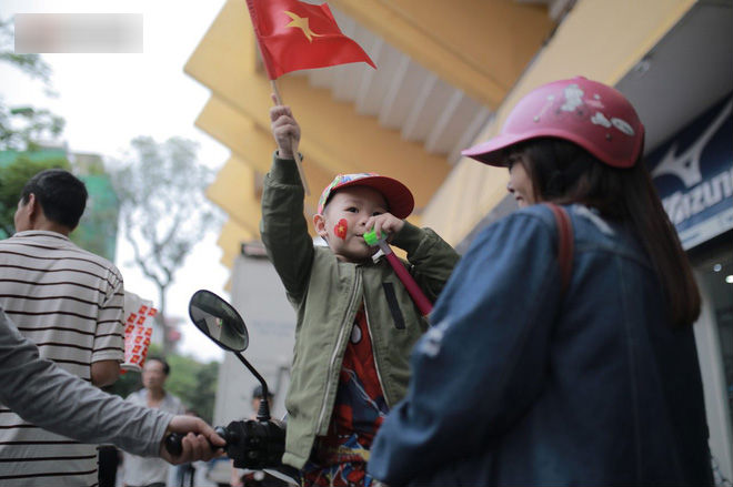 2 tiếng trước U23 Việt Nam đại chiến, CĐV đốt nóng sân Hàng Đẫy