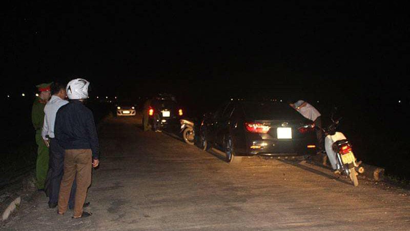 Vợ cố thủ trên xe với hàng xóm, người chồng tâm sự gì?