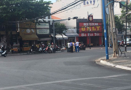 Ô tô dáng thể thao tông và kéo lê nạn nhân đến chết