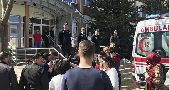 Cầm súng xông vào trường đại học định giết hiệu trưởng?