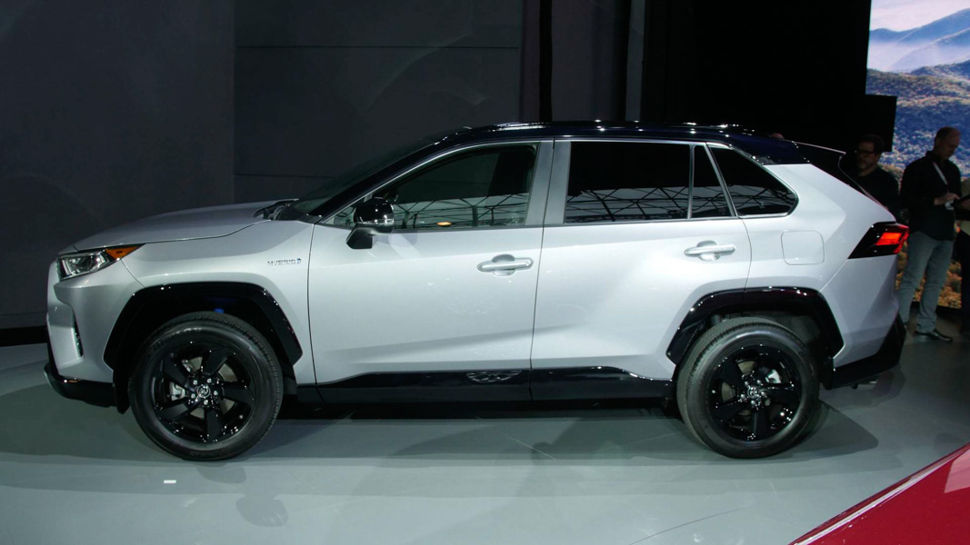 Cạnh tranh với Mazda CX-5: Toyota tung RAV4 2019 thế hệ hoàn toàn mới Cạnh tranh với Mazda CX-5: Toyota tung RAV4 2019 thế hệ hoàn toàn mới