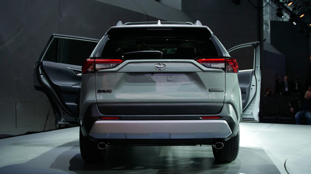 Cạnh tranh với Mazda CX-5: Toyota tung RAV4 2019 thế hệ hoàn toàn mới Cạnh tranh với Mazda CX-5: Toyota tung RAV4 2019 thế hệ hoàn toàn mới
