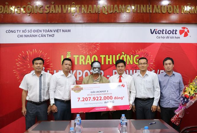 Người đàn ông trúng độc đắc 7 tỷ đồng khi đón con đi học về