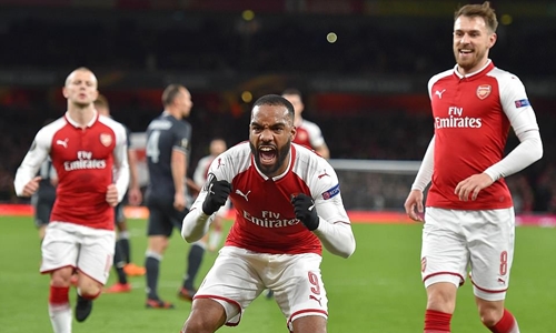 Ghi bốn bàn trong nửa giờ, Arsenal đặt một chân vào bán kết Europa League
