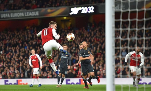Ghi bốn bàn trong nửa giờ, Arsenal đặt một chân vào bán kết Europa League